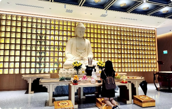 灵山寺-在主殿中祭拜